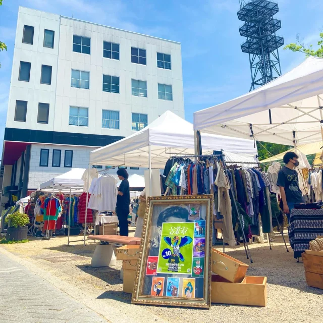 🎀👗MATSUMOTO古着市 開催👕✨  こんにちは🌞
日中は暑い日が続いてますね😅💦  今日から2日間、カフェ向かいの松本城大手門枡形跡広場にて、古着を愛する店主、古着を愛する皆様による古着愛に溢れるマーケット
『MATSUMOTO古着市 Vol.10』が開催されます！  各地より選りすぐりの古着屋が松本に集結します！
素敵な古着との出会いがありますように👖👗✨  当店では、揚げたてチュロスの他に
かき氷🍧やかき氷onソフト🍨､レモンスカッシュ🍋､キンキンに冷えたビン類のソフトドリンク🥤やビール🍺などなど　ぜひお近くにお越しの際はお立ち寄りください😊  🕰️《営業時間》
6月21日(土)  10:00〜17:00
6月22日(日)  10:00〜17:00  皆様のご来店、心よりお待ちしております🍀  ≡≡≡≡≡ ■ ■ ■ ■ ■ ■ ■  ［TADACHIYA cafe THE GATE］  通常営業時間 :11:00〜17:00
定休日 : 毎週水曜日
　　　　年末年始
アクセス : 長野県松本市大手 3-3-4
TEL : 0263-32-0057
HP : tadachiya.co.jp  ≡≡≡≡≡ ■ ■ ■ ■ ■ ■ ■  #田立屋 #TADACHIYA #TADACHIYAcafeTHEGATE
#THEGATE #カフェ #長野県
#松本市 #大手 #三の丸  #チュロス #松本城 #大手門  #Churro #cafe #coffee  #サンデー #ソフトクリーム #チュロスサンデー 
#MATSUMOTO古着市#古着
#古着を愛する人#古着を愛する店主
#古着を愛する皆様#古着愛#10
#マーケット　#桝形跡広場　#四柱神社お隣り
