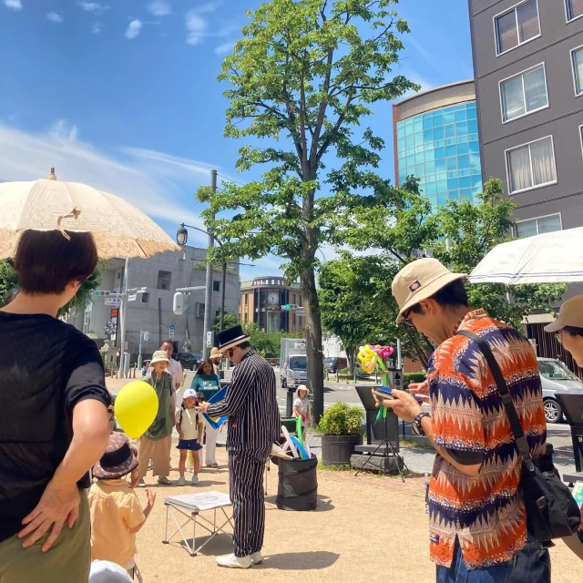 こんにちは😊  本日『おさんぽフェス2025年』が開催してます♪
カフェ前の桝形広場では朝採れ野菜販売や親子のひとやすみ空間など
他各会場では違ったイベントも開催してます😊  会場までの移動がてら、お散歩がてらにぜひ当店にもお立ち寄り下さい🤗  ≡≡≡≡≡ ■ ■ ■ ■ ■ ■ ■  ［TADACHIYA cafe THE GATE］  営業時間 : 11:00〜17:00
定休日 : 毎週水曜日
　　　　年末年始
アクセス : 長野県松本市大手 3-3-4
TEL : 0263-32-0057
HP : tadachiya.co.jp  ≡≡≡≡≡ ■ ■ ■ ■ ■ ■ ■  #田立屋 #TADACHIYA #TADACHIYAcafeTHEGATE
#THEGATE #カフェ #長野県
#松本市 #大手 #三の丸  #チュロス #松本城 #大手門  #Churro #cafe #coffee #コーヒー  #サンデー #ソフトクリーム #チュロスサンデー #NAGANO #Matsumoto #NaganoI-C-G.Festa #桝形跡広場 #四柱神社お隣り #おさんぽフェス #2025