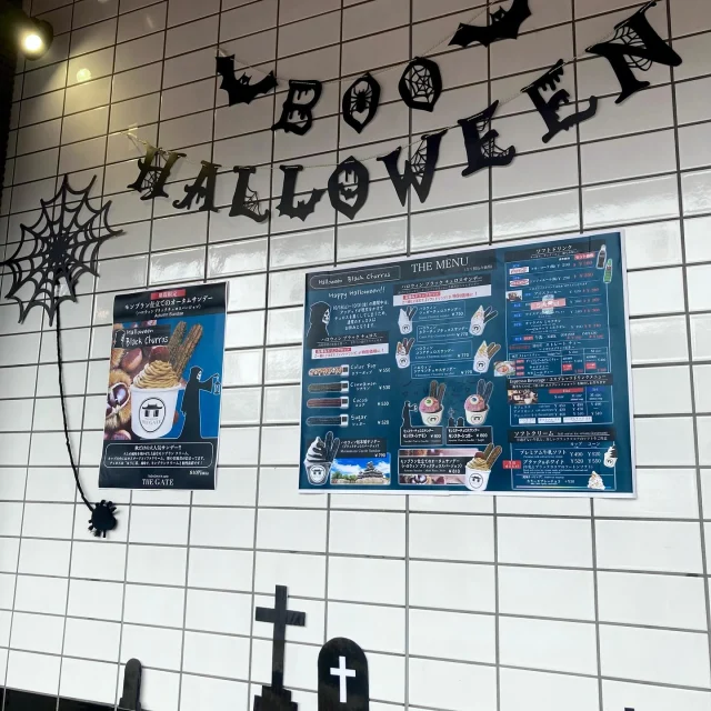 こんにちは🦇 今年はカフェTHE GATEにアンデッドがやってきました！💀🪦💫
 アンデッドが呪文でチュロスを黒くしてしまいました！🎃🪄💫
呪文のかかった真っ黒なチュロスをぜひお試しください😋👻🫶
(⚠️期間中通常のチュロスはお休みとなります🙇)  店外のハロウィン装飾もぜひご覧ください👀✨  ≡≡≡≡≡ ■ ■ ■ ■ ■ ■ ■  ［TADACHIYA cafe THE GATE］  通常営業時間 : 11:00〜17:00
定休日 : 毎週水曜日
　　　　年末年始
アクセス : 長野県松本市大手 3-3-4
TEL : 0263-32-0057
HP : tadachiya.co.jp  ≡≡≡≡≡ ■ ■ ■ ■ ■ ■ ■  #田立屋 #TADACHIYA #TADACHIYAcafeTHEGATE
#THEGATE #カフェ #長野県
#松本市 #大手 #三の丸  #チュロス #松本城 #大手門  #Churro #cafe #coffee #コーヒー  #サンデー #ソフトクリーム #チュロスサンデー #NAGANO #Matsumoto 
 #ハロウィン#Halloween#アンデッド　＃モンスターチュロスサンデー#Black#Black Churros
#期間限定#限定メニュー