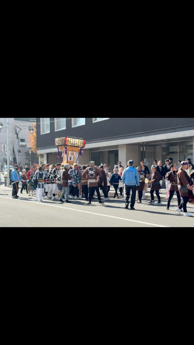 四柱神社で行われている
まつもと城下町恵比寿講しょうふく祭のみこしの練り歩き！
お店の前を通り、賑やかです😊